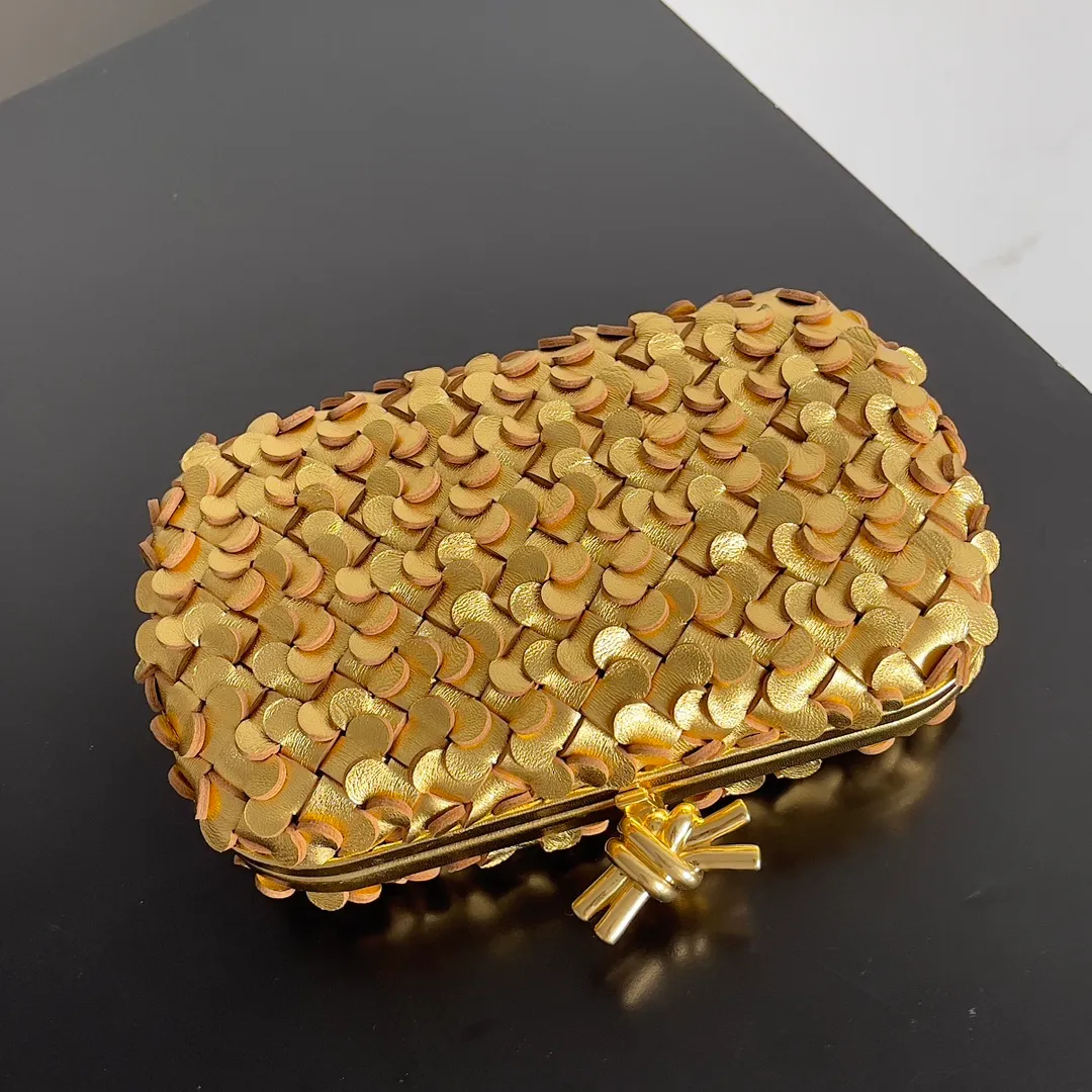 Batch 2060 Bottega Veneta 24 spring fashionable petal woven evening bag. No logo, no matter how shiny, this evening bag has gorgeous colors and eye-catching colors, and the forging of petal craftsmanship reveals the prosperity of spring. Original leather ➕ stainless steel hardware ➕ 24k real gold plating ➕ all handmade. Anyone who knows the history of our brand should have heard that the knot is a story of Bottega Veneta, and it is also one of the more important perfectly designed styles. Style number: 717622 Size: 20.5*6*12.5